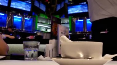 Hareket içinde Tayland Restoran yiyecek için müşteri hizmet garson 