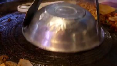 Hareket barbekü Kore Restoran içindeki tablo üzerinde müşteri için et pişirme garson 