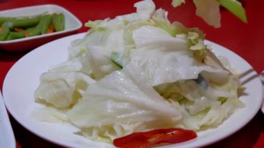 Çin restoranı içindeki tablo üzerinde kızarmış lahana yemek insanların hareket