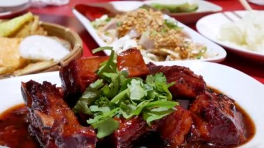 Hareket içinde Çin restoranı masada yemek yeme insan 