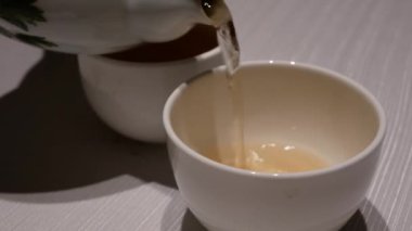 Hareket içinde Shang Palace Restoran sıcak çay dökülen insanların 