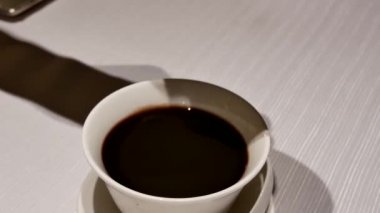 Hareket içinde Shang Palace restoran bitkisel jöle üzerinde bal dökülen insanların 