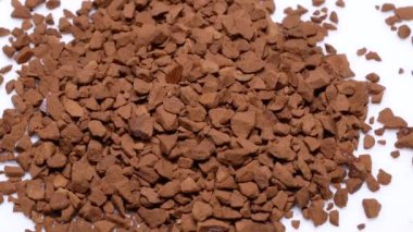 Anlık düşmekten dönen beyaz zemin üzerine kahve