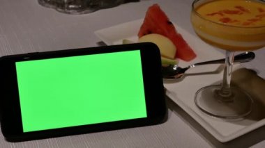 Yeşil ekran telefon ve mango puding tatlısı Shang Palace Restoran içinde hareket 