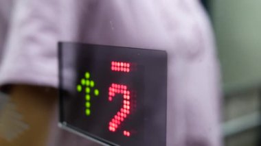 Asansör bir ila beş kat alışveriş merkezi içinde yansıma gölgeli alan insanlar hareket 