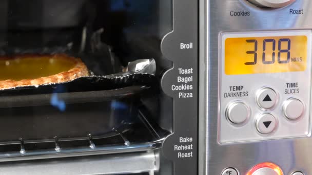 Рух Чашку Торта Випічка Час Враховується Всередині Тостерної Печі Кухні — стокове відео