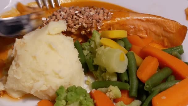 Ruchu Kobieta Korzystających Posiłku Stołówce Sądu Żywności Wewnątrz Ikea Przechowywania — Wideo stockowe