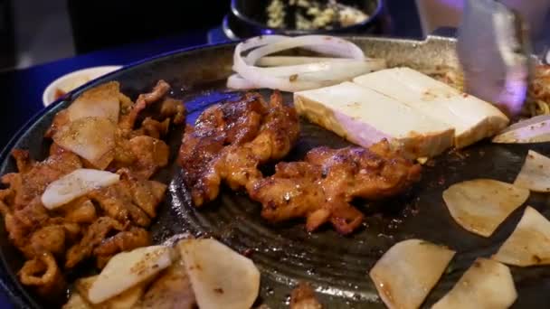 Motion Waitress Cooking Bbq Meat Customer Table Korean Restaurant — Stock Video