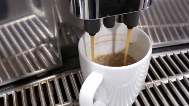 保存食品イケア内カフェテリアでコーヒー カップを持っている人々 の動き — ストック動画