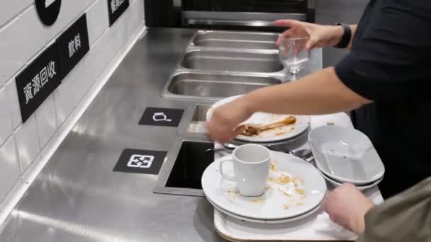 Movimento Pessoas Limpando Restos Comida Estação Triagem Praça Alimentação Dentro — Vídeo de Stock