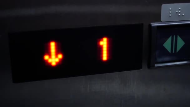 空港内 反射の影で地下 階からエレベーターを取っている人々 の動き — ストック動画