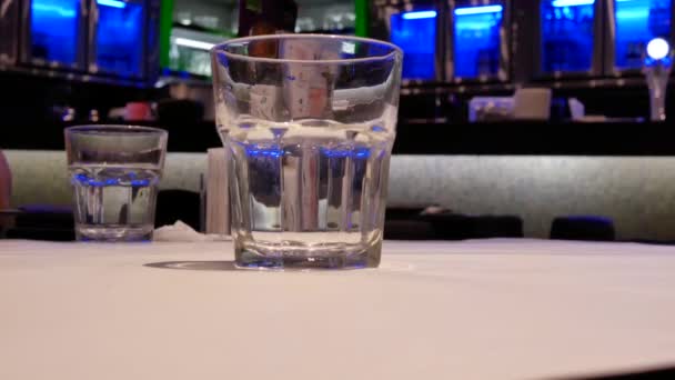 Beweging Van Mensen Die Van Water Drinken Tafel Binnen Thailand — Stockvideo