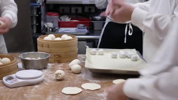 Rörelse Människor Knåda Degen Innan Det Ska Göras Dumplings Taipei — Stockvideo