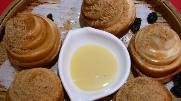 Movimento Pão Farinha Fritar Amendoim Com Leite Condensado Dentro Restaurante — Vídeo de Stock
