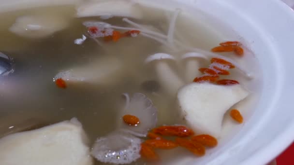 中式碗上的白蘑菇和黑莓汤的运动 — 图库视频影像