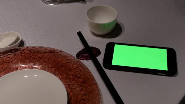 Movimiento Teléfono Pantalla Verde Plato Vacío Mesa Dentro Del Restaurante — Vídeo de stock