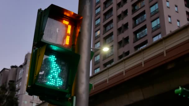 Mozgás Város Közlekedési Lámpa Bekapcsolja Zöld Gyalogos Séta — Stock videók