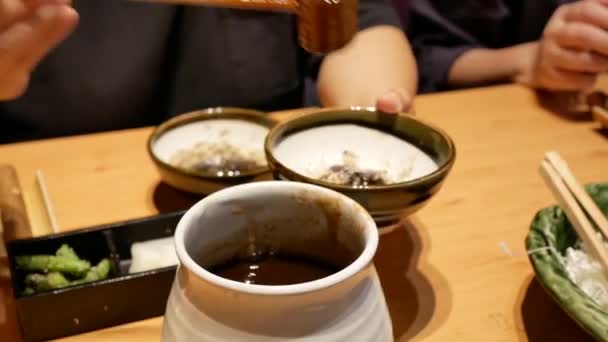 日本餐厅内与家人一起吃饭的人的运动 — 图库视频影像