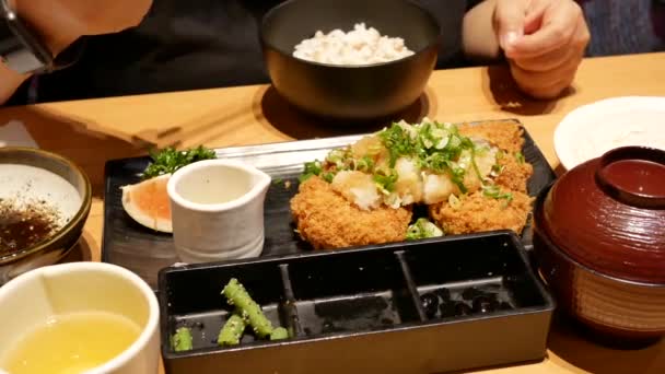 Bewegung Von Menschen Die Mit Familie Japanischem Restaurant Essen — Stockvideo