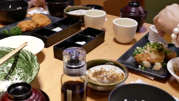 Κίνηση Των Ανθρώπων Που Τρώνε Φαγητό Την Οικογένεια Μέσα Ιαπωνικό — Αρχείο Βίντεο