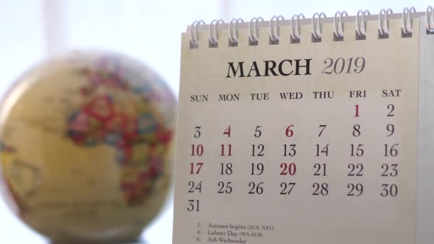 Движение Календаря Марта 2019 Года Размытым Земным Шаром Поворачивающим Фон — стоковое видео