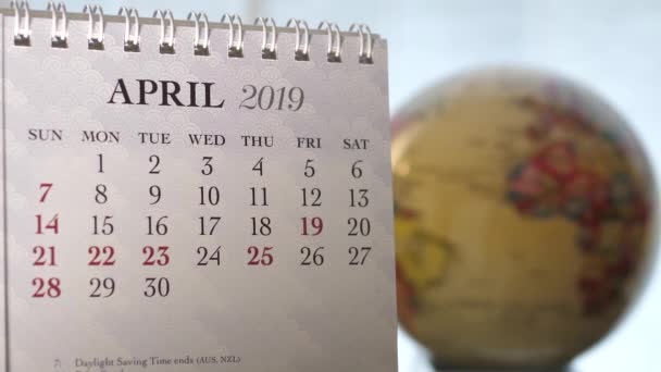 Rörelse April 2019 Kalender Med Oskärpa Jorden Världen Vänder Bakgrund — Stockvideo