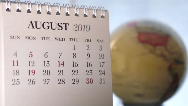 Pohybu srpna 2019 kalendář s rozostření zemi světa otáčení pozadí
