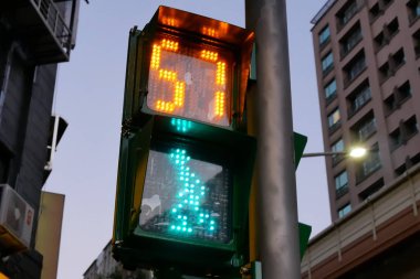 Yeşil yaya yürüyüş için şehir trafik ışığı açar, yakın çekim