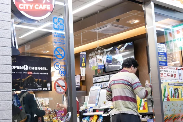 Taipei Taiwan Novembro 2018 Storefront Pessoas Comprando Comida Entrada Principal — Fotografia de Stock