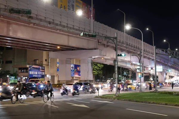 Тайбэй Тайвань Ноября 2018 Года Движение Пассажиров Автомобилей Проходящих Дороге — стоковое фото