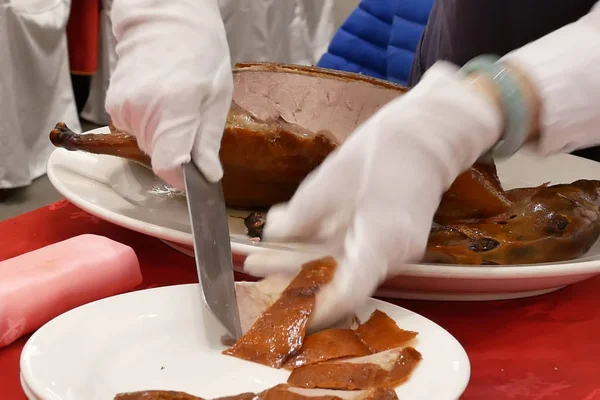 Motion Chef Cutting Roasted Duck Plate Customer Chinese Restaurant — Stock Photo, Image