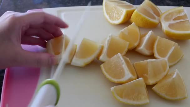 Rörelse Kvinna Med Keramisk Brödkniv Och Skär Citron Skärbräda — Stockvideo