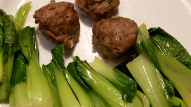 Sotelenmiş sebze ve Çin restoranı içinde köfte döndürme 