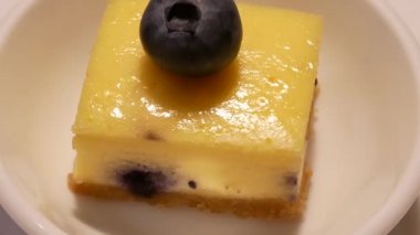 Mango mousse mini kek Restoran içindeki tablo üzerinde döndürme