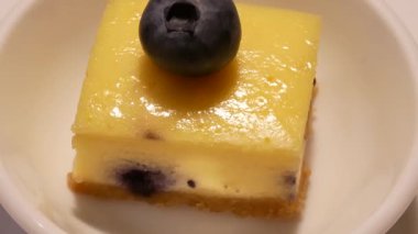 Mango mousse mini kek Restoran içindeki tablo üzerinde döndürme