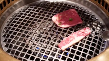 Barbekü et Çin restoranı içinde masada yemek insanların hareket 