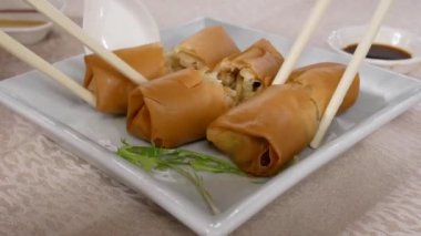 Çin restoranı içindeki tablo üzerinde bahar rulo meze yemek insanların hareket 