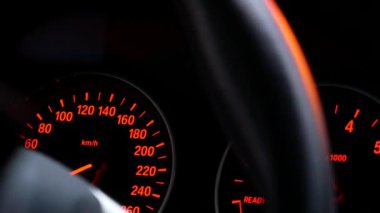 Sol için bekleyen araba yolda açmak iken araba gösterge paneli üzerinde odaklanmak 