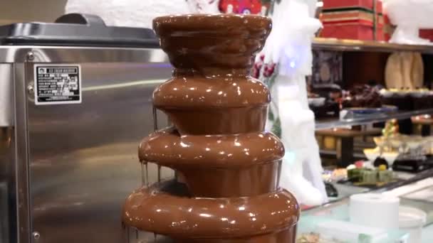 レストランの中のチョコレートの噴水のショットを傾ける — ストック動画