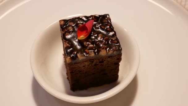 Drehen von Mini-Schokoladenkuchen auf dem Tisch im Restaurant 