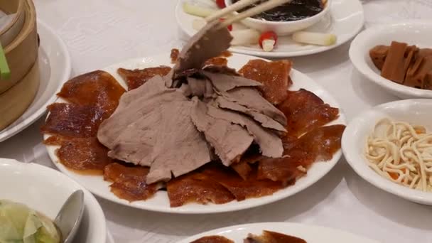 Bewegung Von Menschen Die Gebratene Ente Auf Dem Tisch Chinesischen — Stockvideo