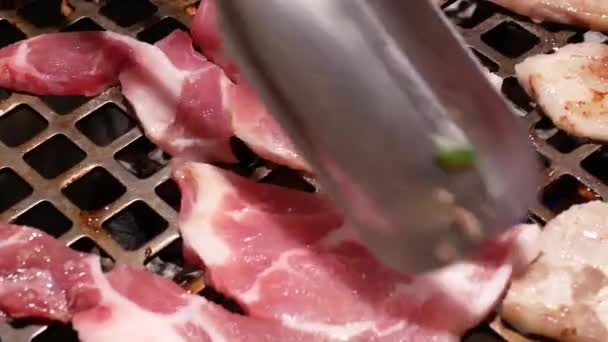 Rörelse Människor Matlagning Bbq Kött Bord Inne Kinesisk Restaurang — Stockvideo