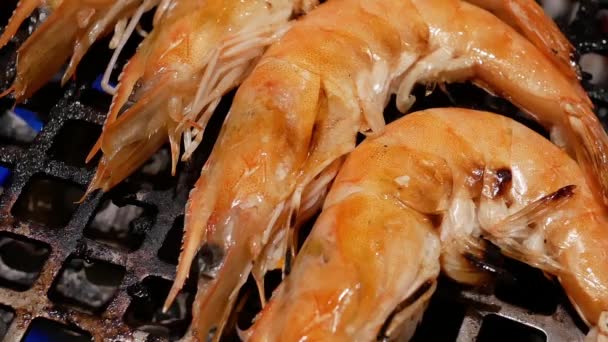 Motion Cuisson Des Crevettes Sur Barbecue Gaz Intérieur Restaurant Chinois — Video