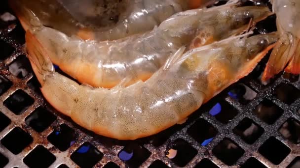 Çin Restoranı Içinde Gaz Izgara Karides Pişirme Hareket — Stok video