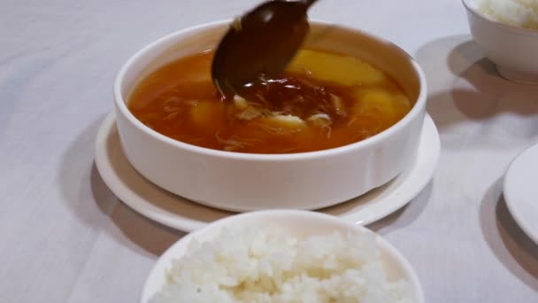 中華レストランで茶碗蒸しを食べる女性の運動 — ストック動画