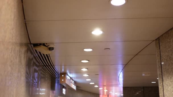 圆顶安全摄像头顶部的天花板内商场 — 图库视频影像