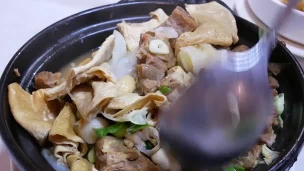 Koyun Eti Güveç Yeşil Soğan Ile Içinde Çin Restoran Yemek — Stok video