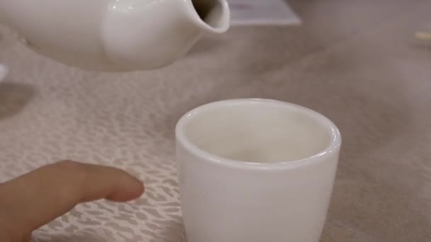 人们在中餐厅内倒热茶的运动 — 图库视频影像