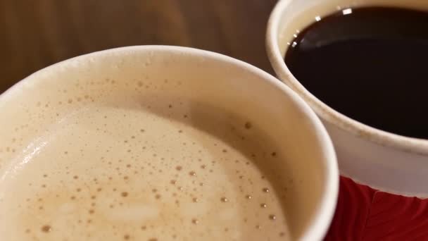 在美食广场上桌上两杯热咖啡的运动 — 图库视频影像