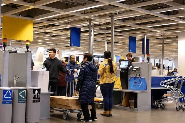 Movimento de pessoas que pagam o produto no balcão auto check-out dentro Ikea loja em Coquitlam BC Brasil — Fotografia de Stock